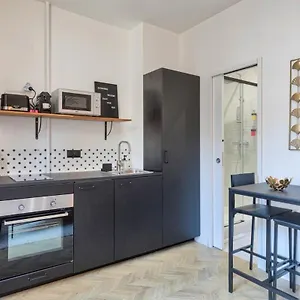 https://cosy-studio-prs-de-larc-de-triomphe-2p.fr-paris.fr